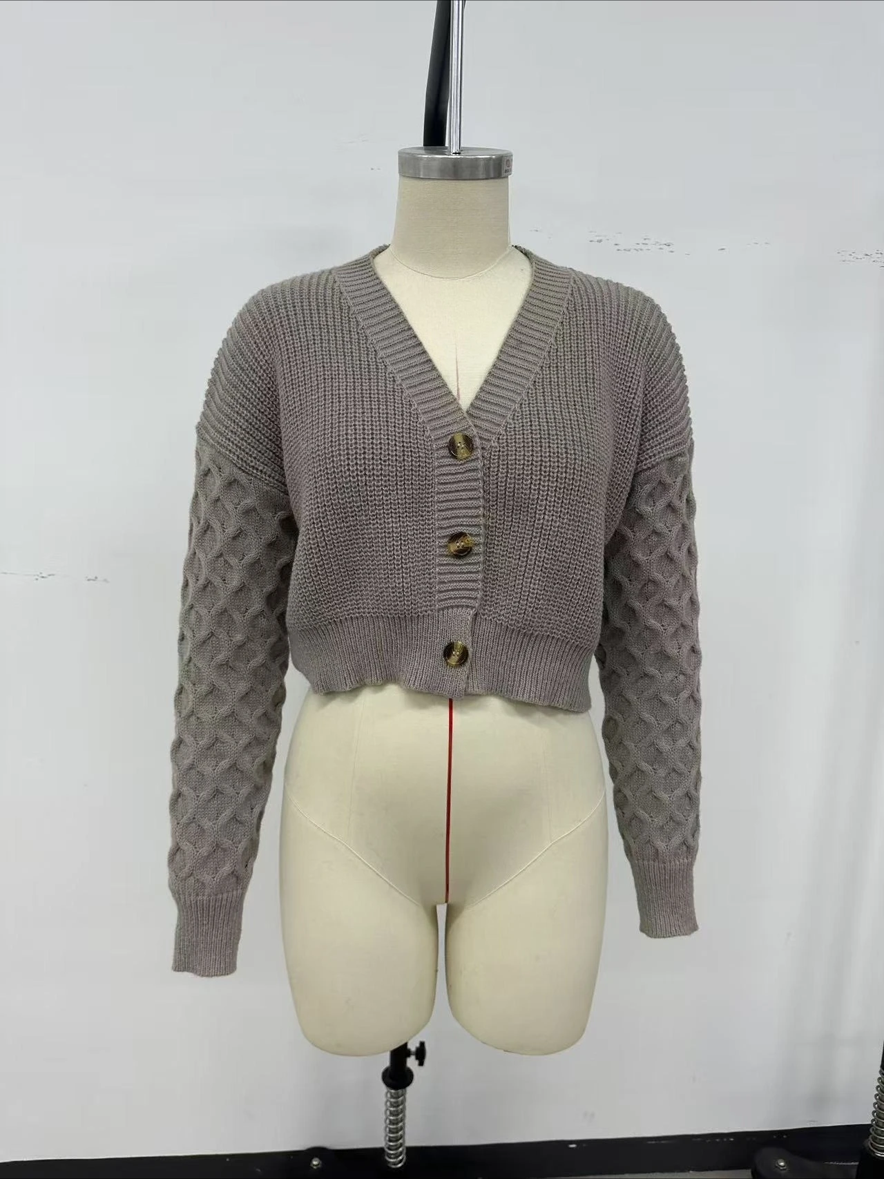 2025年 Vネック無地ニットカーディガン、オフショルダー袖とシングルブレストのセータージャケット