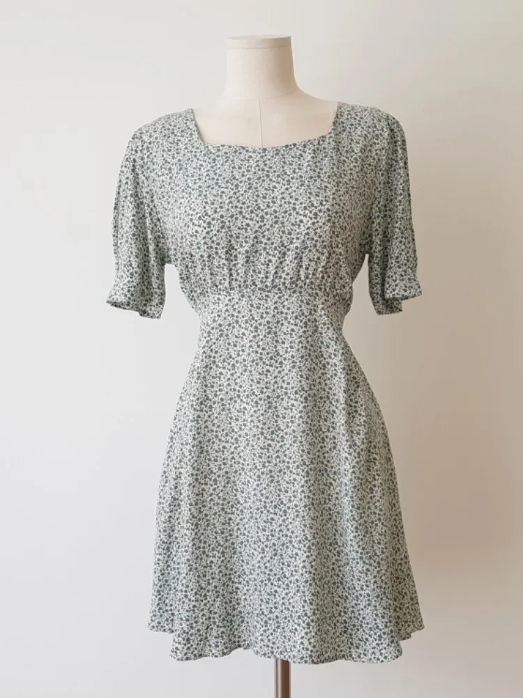 فستان صيفي جديد أنيق بتصميم نحيف مع ربطة عنق مربعة الشكل، أنيق وأنثوي ومناسب لمختلف المناسبات