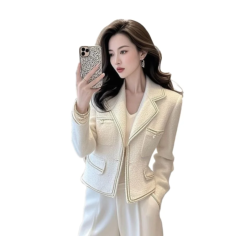 

This Year's Popular Beautiful Little Man Has A Unique Sense of Luxury Super Good-looking Xiaoxiangfeng White Short Coat Winter
