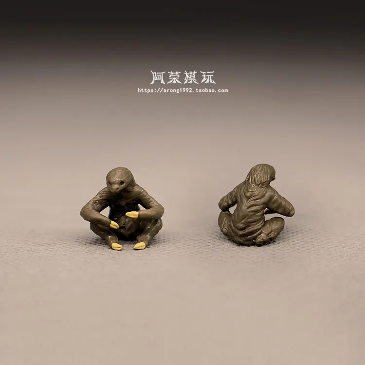 نماذج حيوانات برية مصغرة ذات مناظر طبيعية صغيرة بحجم الجيب. تماثيل غوريلا صغيرة على شكل كسل فضي. المقتنيات المصغرة.