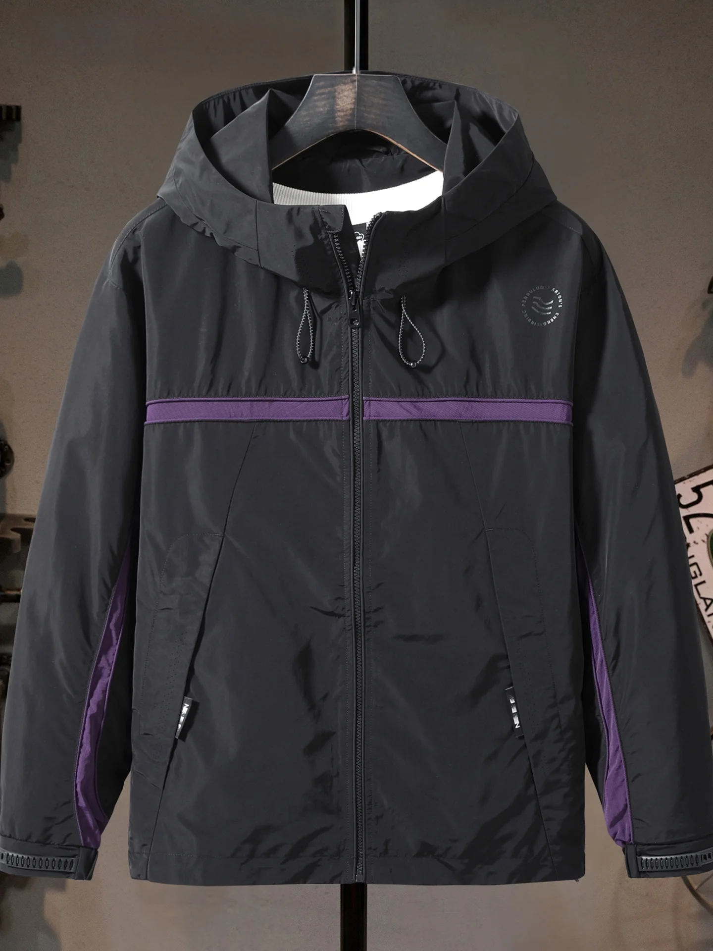 

Новая мужская куртка 2025 года в американском стиле, повседневная, для активного отдыха, с капюшоном, ветрозащитная, свободного кроя, из полиэстера, с длинными рукавами, на молнии