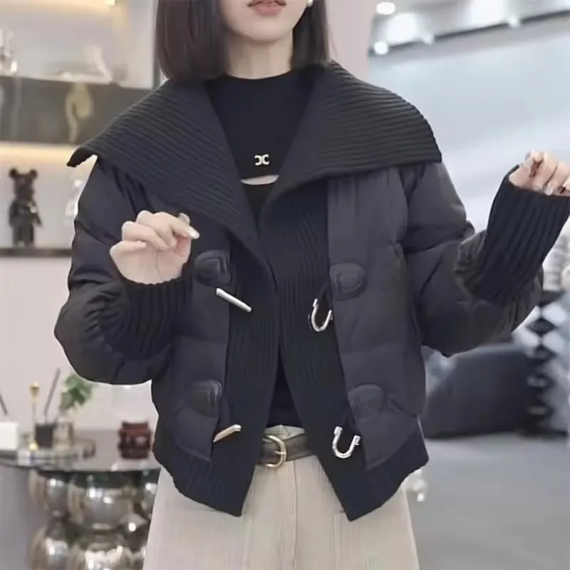 سترة شتوية جديدة بياقة مقلوبة لعام 2025 معطف نسائي قصير من القطن ملابس خارجية فضفاضة وسميكة ودافئة