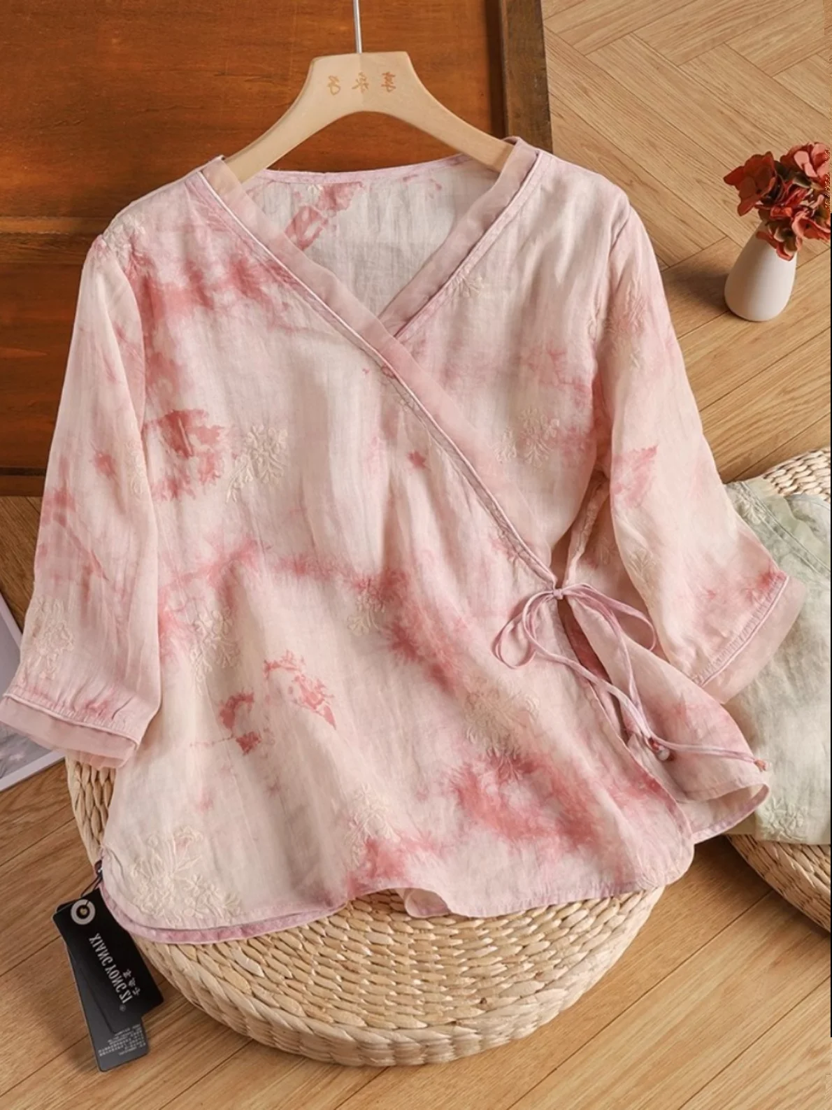 

Летняя тонкая женская блузка из хлопка и льна с цветочным принтом, свободного кроя, с V-образным вырезом, с коротким рукавом, для молодых женщин