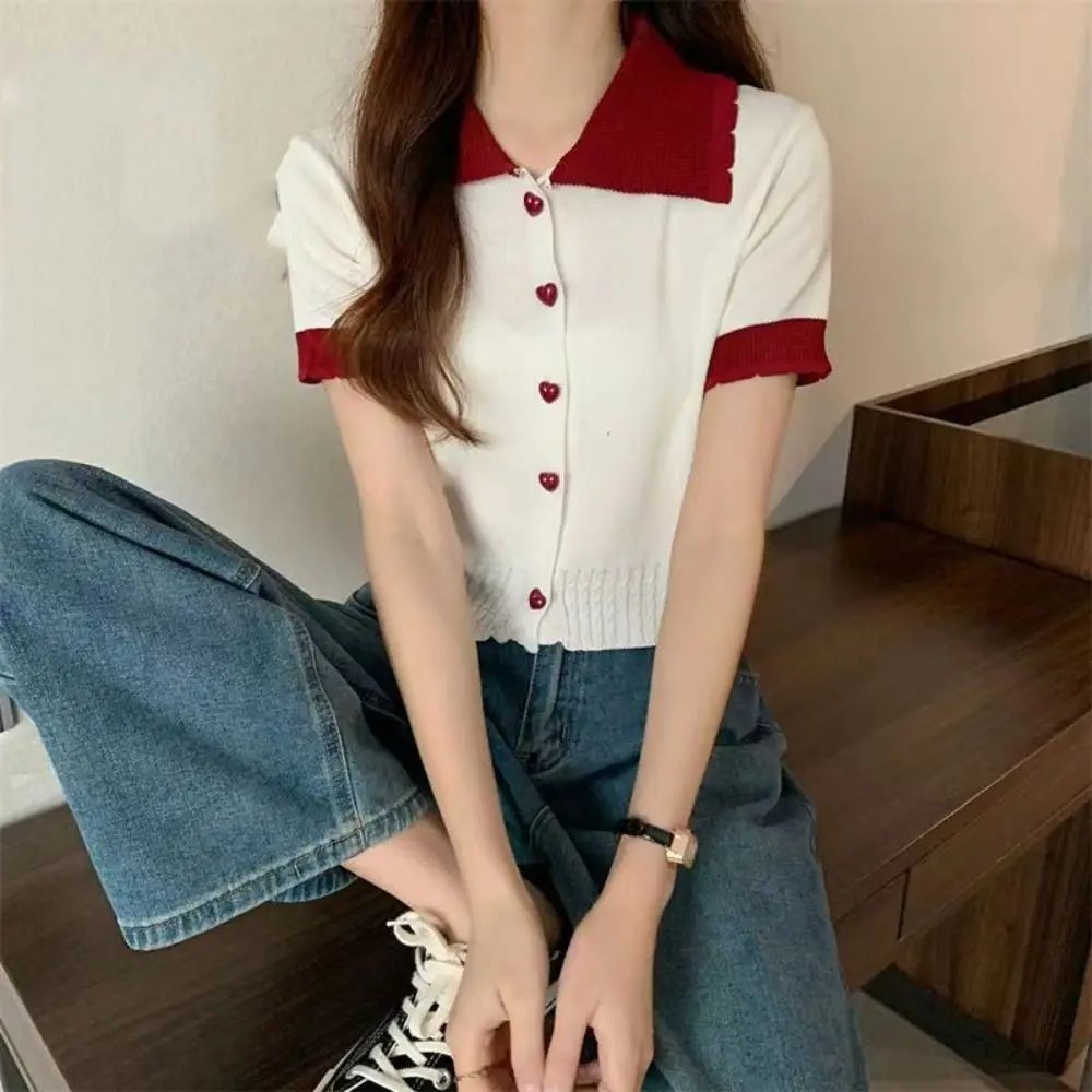 V-Ausschnitt T-Shirt mit Revers und Liebesknöpfen im Koreanischen Stil, Schlanke Crop-Tops für Damen, Streetwear Patchwork Kurzarm-Tops für Mädchen und Frauen