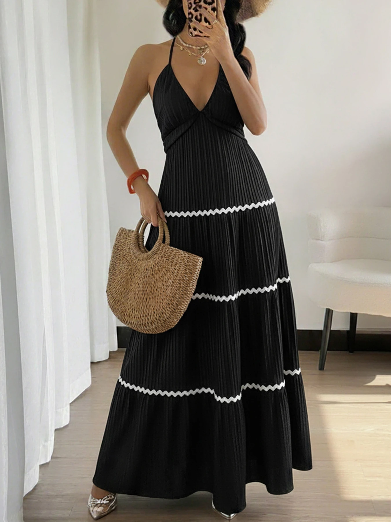 Summer new style sleeveless neckless V-neck beach-style dress for women from Europe and America