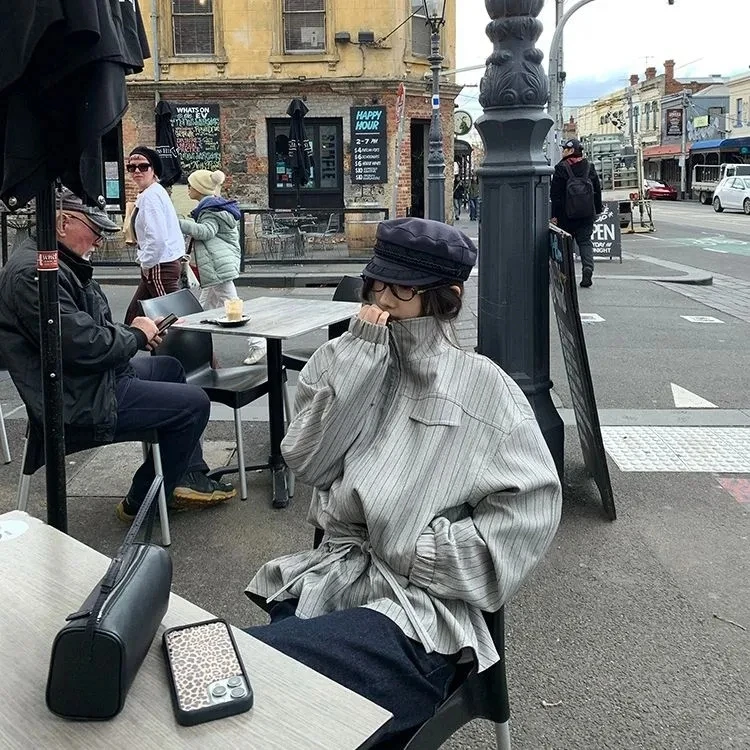 เสื้อแจ็คเก็ตผู้หญิงลายทางรัดเอวแบบมีเชือกผูก รุ่นใหม่ประจำฤดูใบไม้ร่วงปี 2025 ทรงหลวม สั้น แบบมีซิป