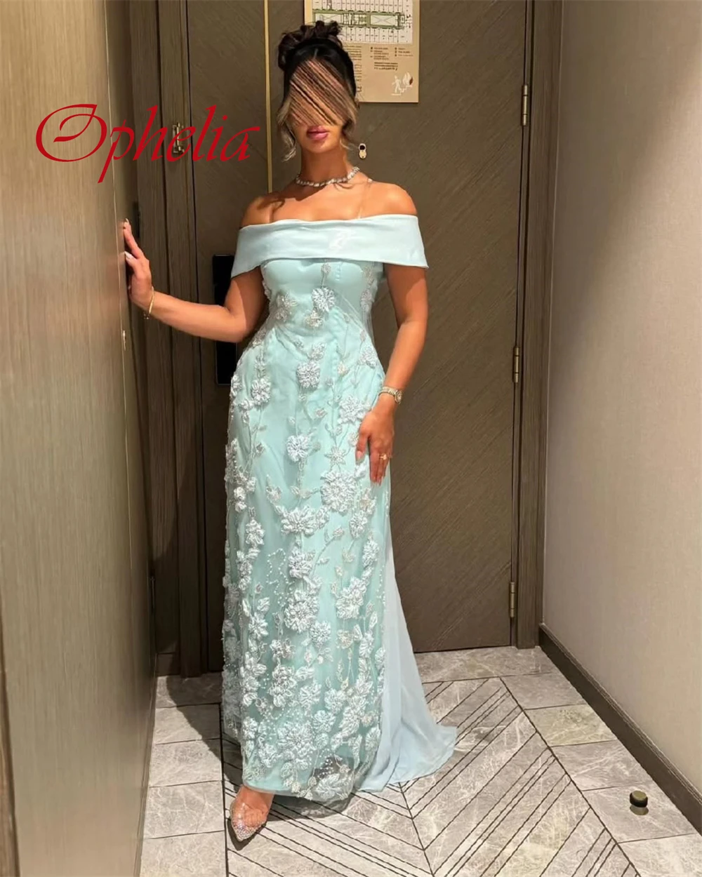 Abito da sera senza maniche di lusso personalizzato con spalle scoperte Abiti da ballo con fiori in raso di alta qualità Abiti da festa da sposa delicati