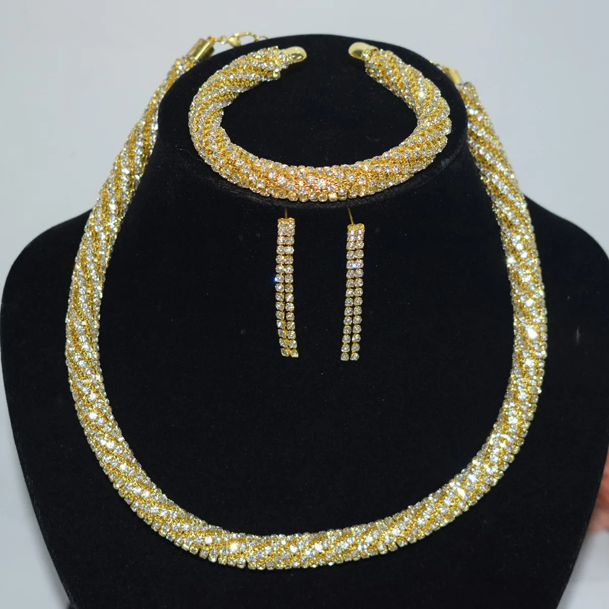 conjunto-de-joias-transfronteiricas-de-ouro-e-prata-com-pulseira-de-corrente-de-garras-de-diamante-de-Agua-brincos-e-colar-–