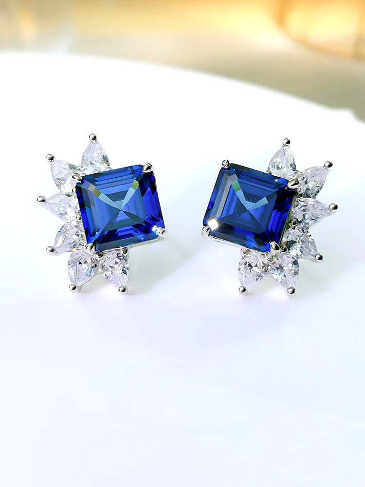 

Light luxury niche leaf fat square Asche Royal Blue pure silver ear nail inlaid with high carbon diamond versatile emerald