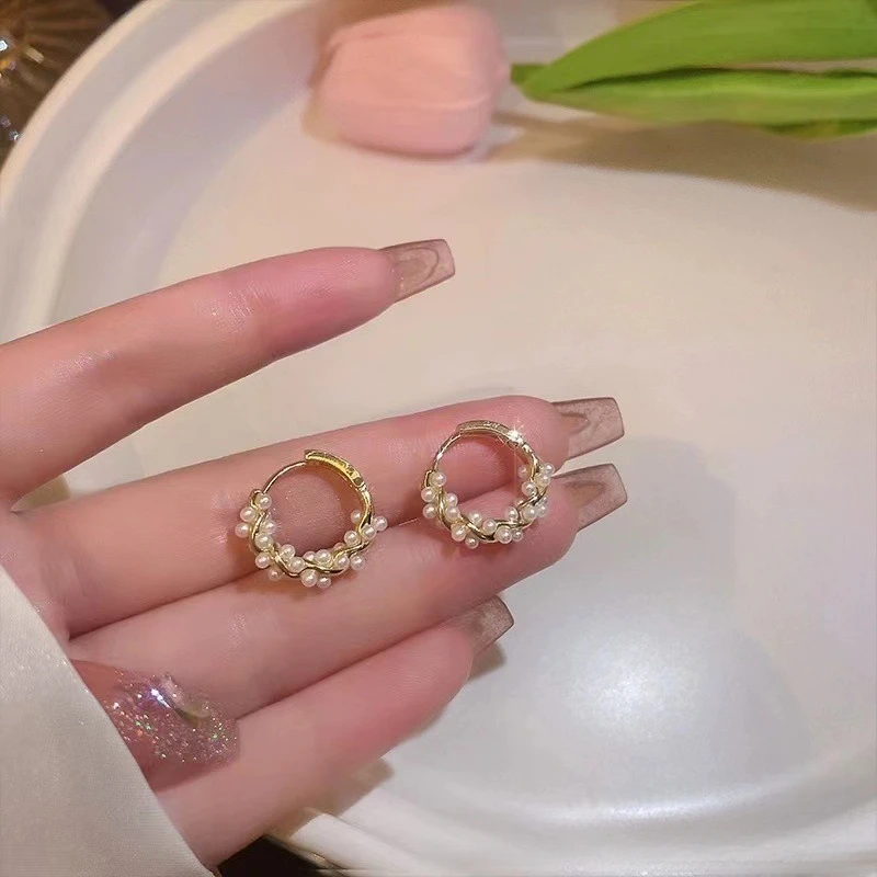 

Elegant and Sophisticated Niche Pearl Earrings Trendy Fashion Stud Earrings for Women Retro Luxury Ear Accessories