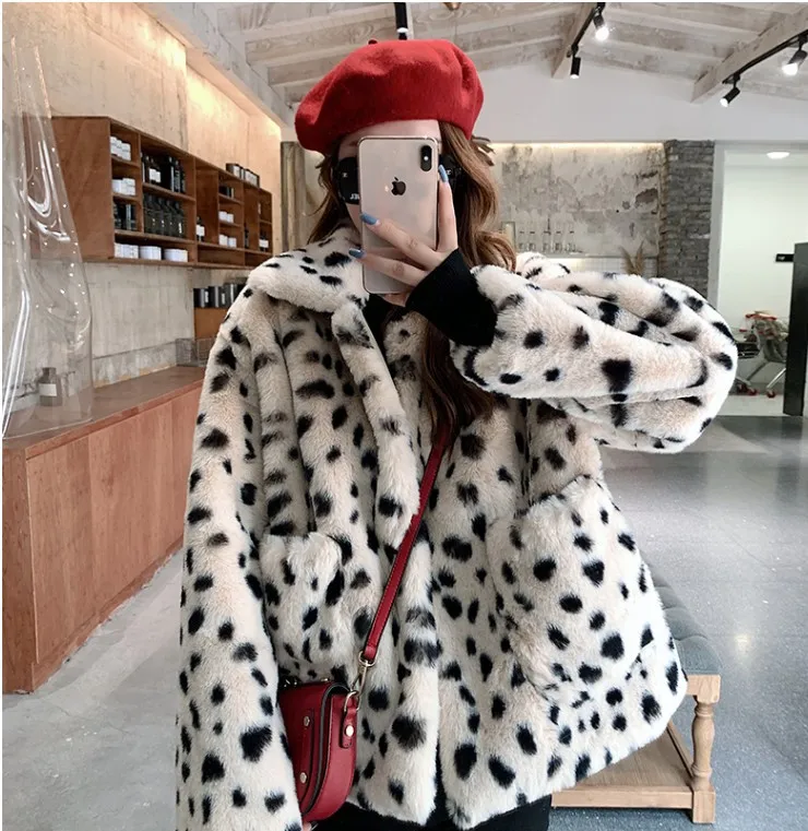 ตุ๊กตาเสื้อผู้หญิงสั้นฤดูหนาวใหม่เกาหลีรุ่นหลวมแกะกำมะหยี่ Faux Fur Leopard Fur Coat