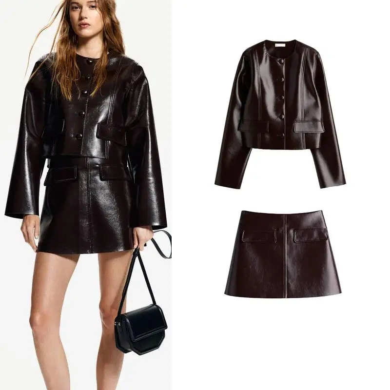 

Осенне-зимний новый женский модный комплект из двух предметов: короткая юбка из искусственной кожи с имитацией покрытия и длинный топ с круглым вырезом и пуговицами спереди.