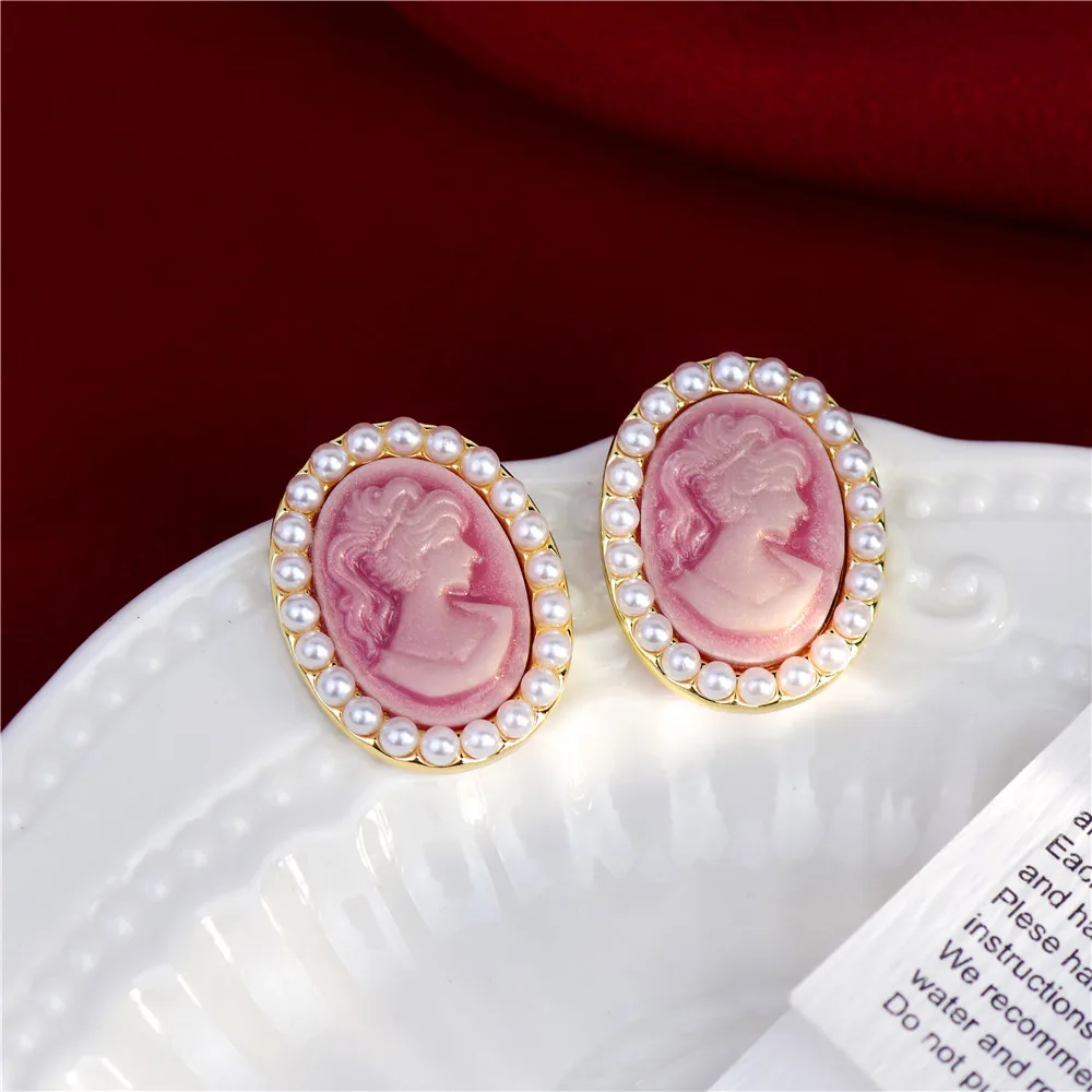 프랑스 패션 복고풍 바로크 진주 귀걸이, 핑크 아름다운 머리 양각 우아한 고감도 소수 여성 생일 선물