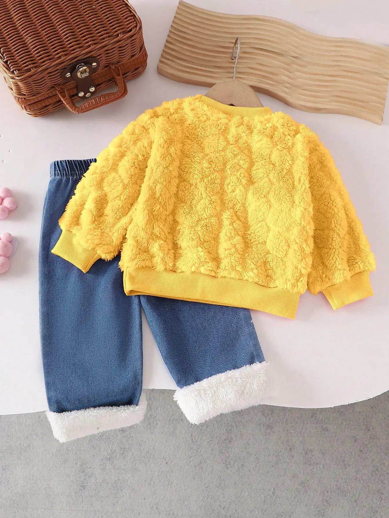 Toddler  3D Flower Fluffy Sweatshirt Fuzzy Heart Cuff Jeans 2Pcs Winter Outfit