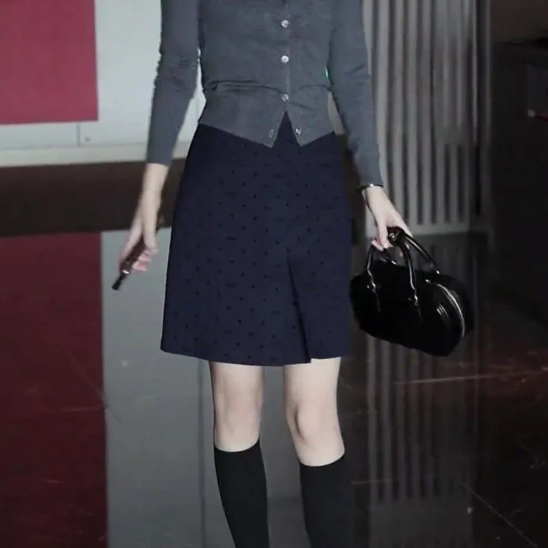 กระโปรงทรงเอลายจุดสไตล์เรโทรเอวสูง รุ่นใหม่ประจำฤดูใบไม้ร่วง/ฤดูหนาว ปี 2025 - สวยสง่า ทันสมัย ช่วยให้ดูผอมเพรียว พร้อมดีไซน์ผ่าข้าง