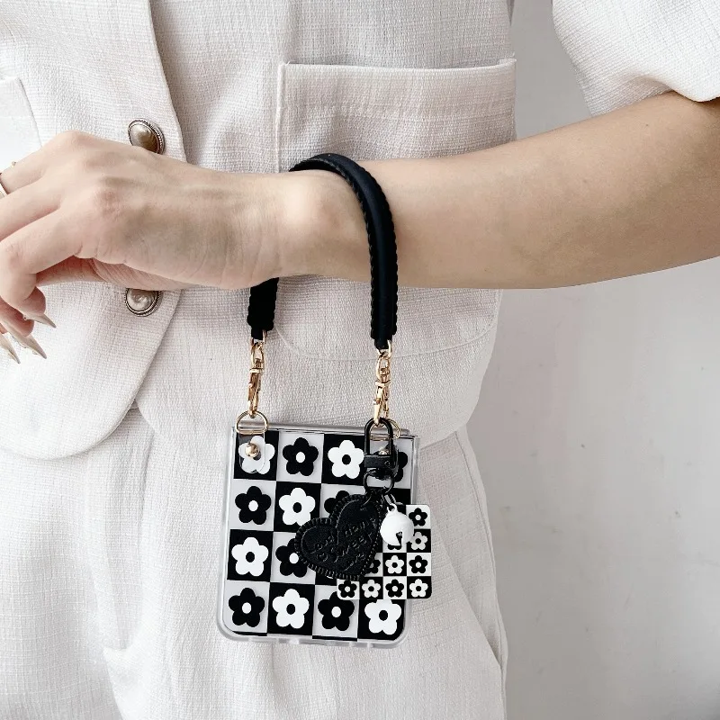 Черно-белый чехол для телефона с клетчатым цветком для Samsung Galaxy Z Flip 7, 6, 5, 4, 3, Flip7, защитный чехол с ремешком на запястье