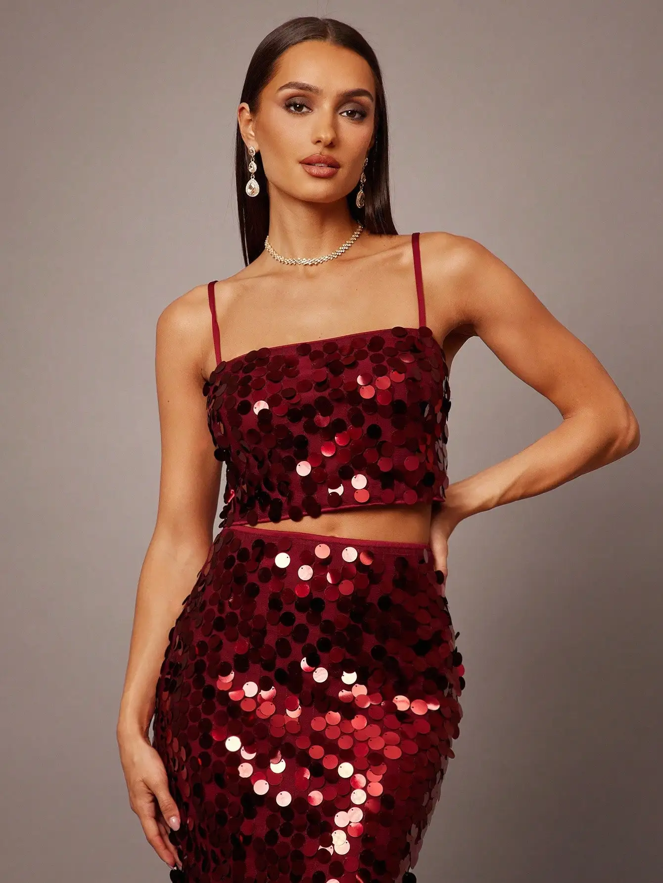 

Винно-красный комплект из двух предметов с пайетками: топ на тонких бретелях и юбка-карандаш для вечеринок и торжественных мероприятий