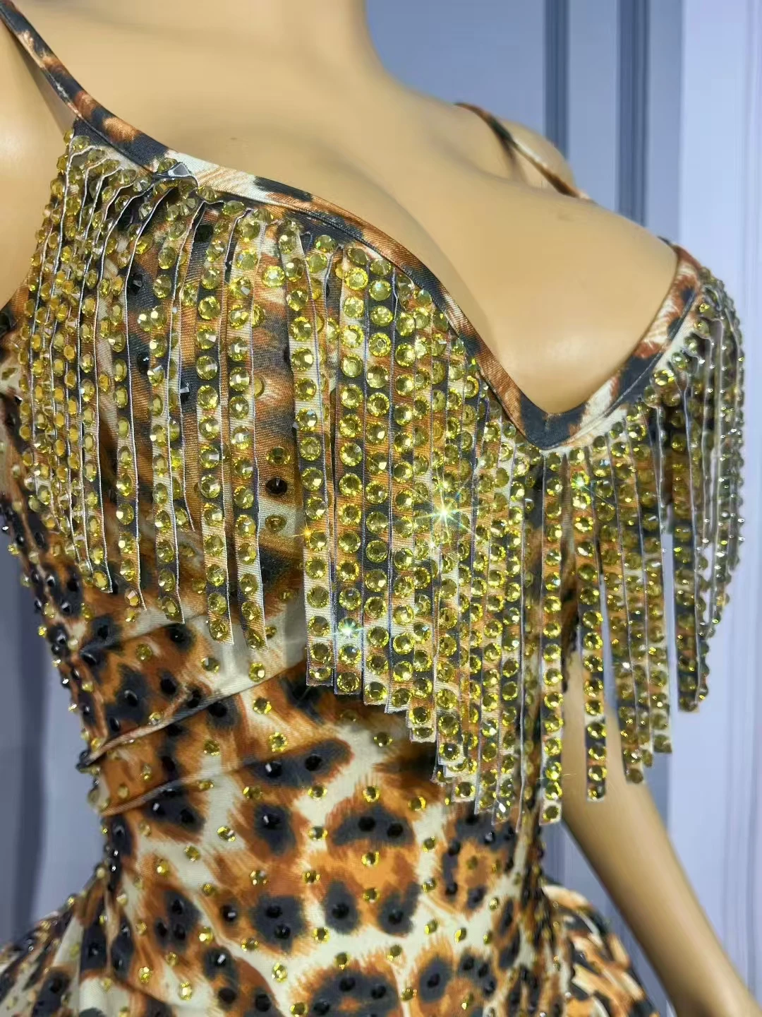 Robe courte en cristal léopard pour femmes, Sexy, col en v, écharpe, franges, Clubwear, Banquet d'anniversaire, chanteur, Bar, Costume de scène de Concert
