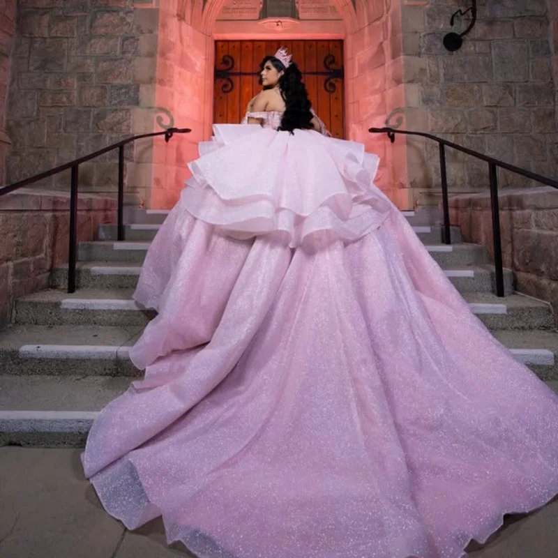 Robes De Quinceanera rose brillant personnalisées, épaules dénudées, appliques De cristal, dentelle superposée, nœud, 15