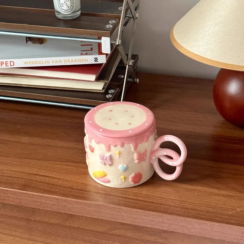 كوب سيراميك ملون تحت التزجيج تصميم بسكويت إبداعي مرسومة يدويًا كوب ماء لطيف ممتع مع غطاء كوب عصير للمكتب المنزلي هدية