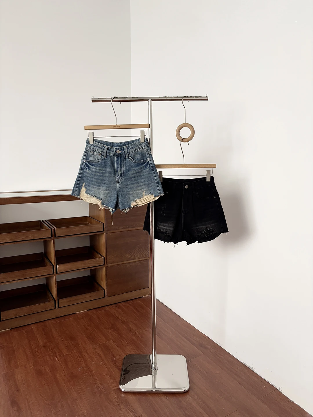 

Summer 2026 High Waist Distressed Denim Shorts Women's Fashionable Versatile Frayed Hot Pants Slimming Effect Polyester Fiber