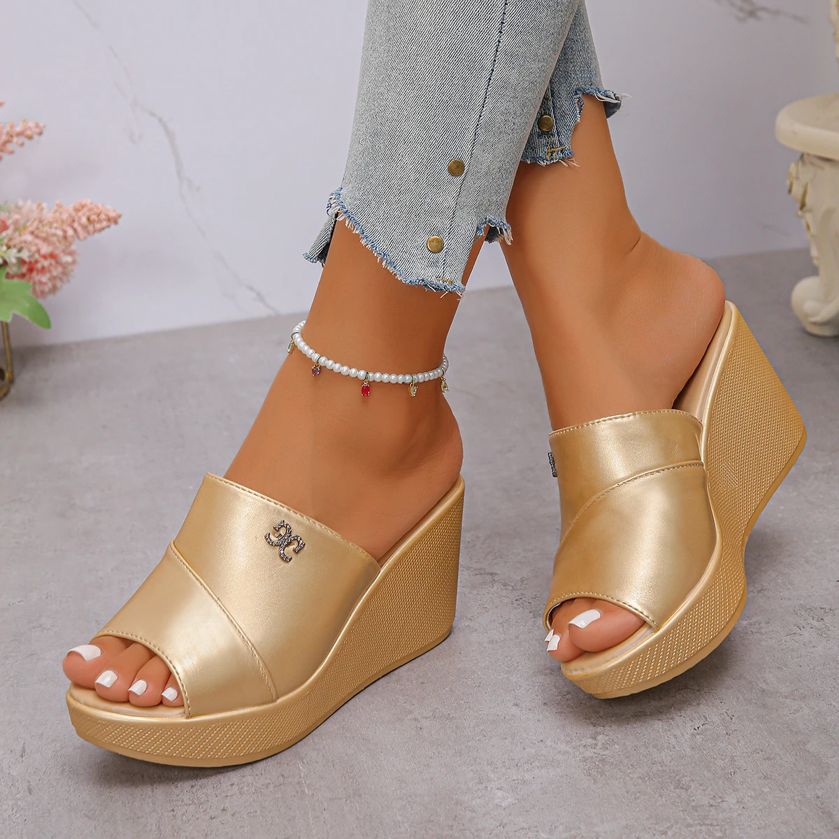 Modische und sexy, heiß begehrte High-Heel-Slipper für den Sommer, neue runde Zehenpartie, Keilabsatz, bequeme, lässige Slipper für Damen