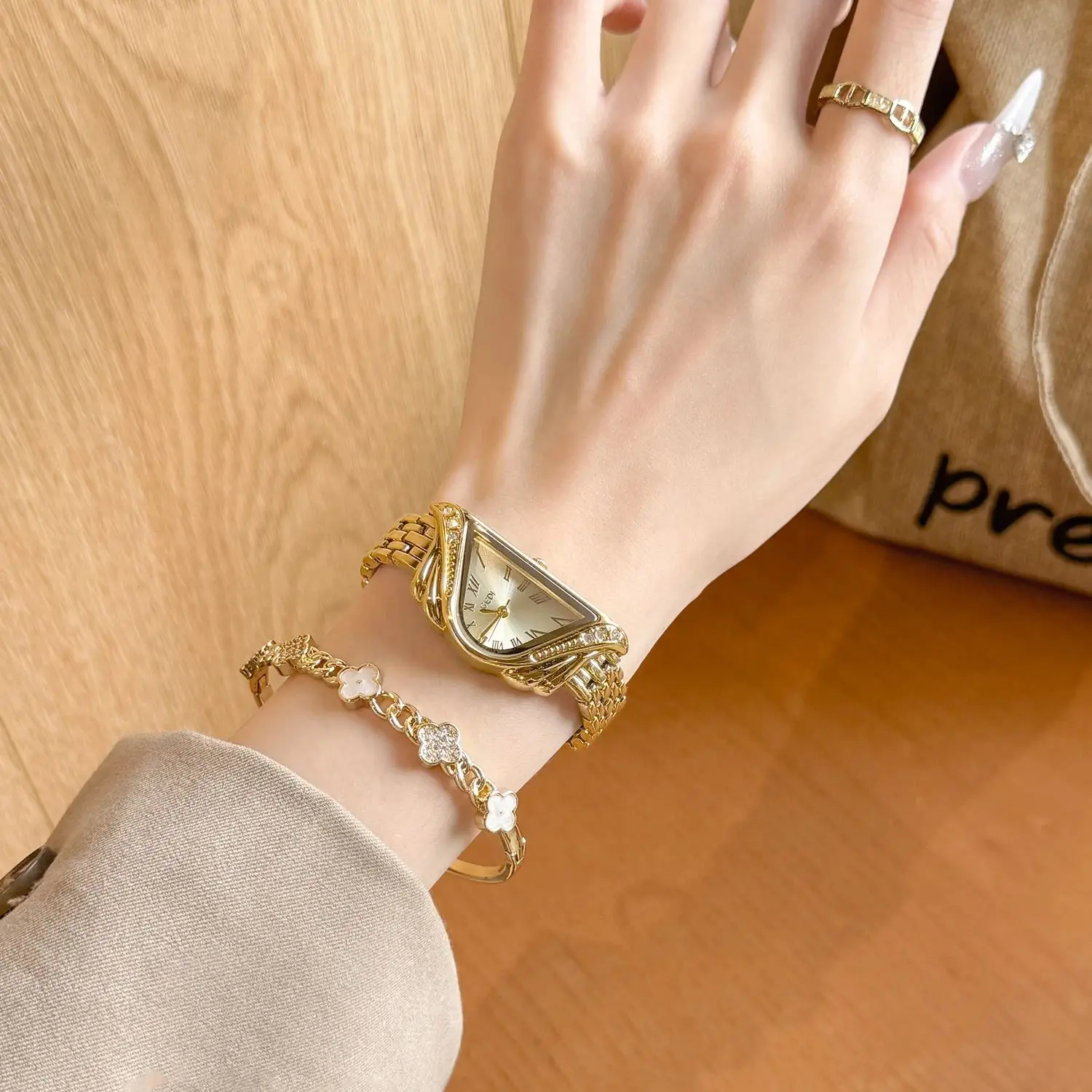 Orologi da donna di lusso retrò Design asimmetrico alla moda, stile braccialetto premium, orologio al quarzo impermeabile, regalo perfetto