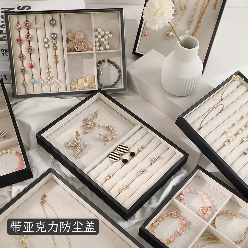 صينية مجوهرات مع غطاء من الكتان وأقراط دائرية وقلادة وصينية عرض لتخزين المجوهرات ورف عرض المجوهرات ودعائم التصوير #1