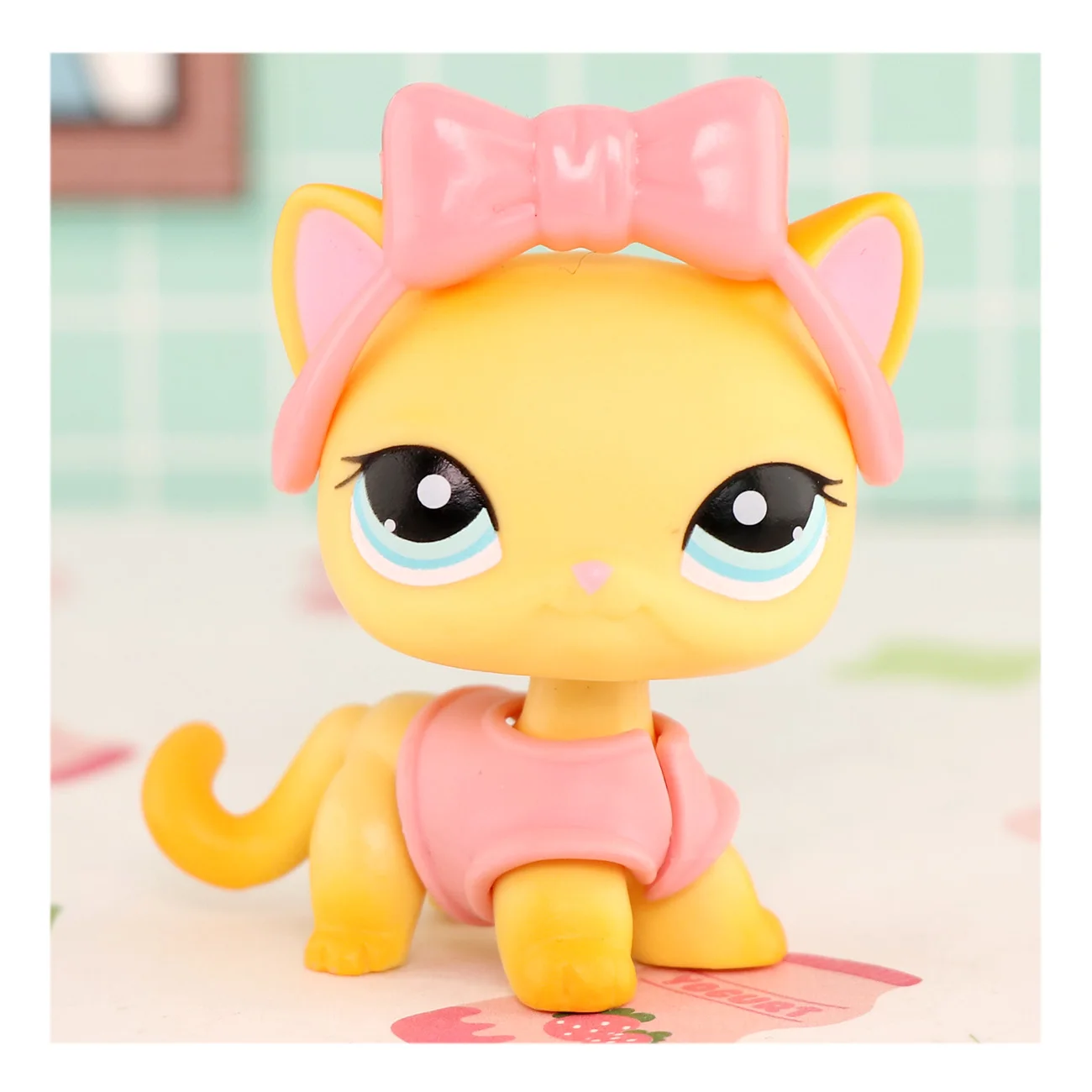 Mini Pet Shop Kot Krótkowłosy Żółty Kot # 339 Urocza Rzadka Zabawka ((1 szt. zabawka oraz nakrycie głowy i kurtka)
