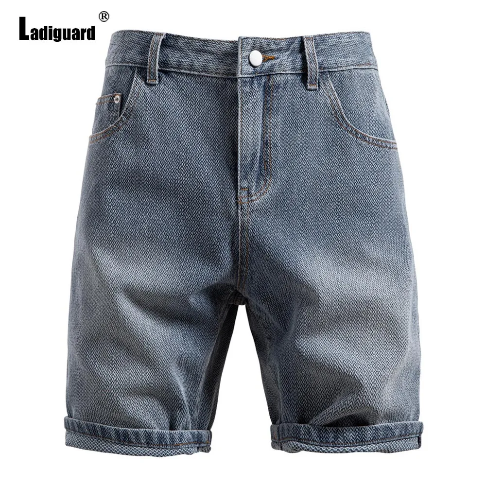 النمط الأوروبي 2025 الرجال الوقوف جيوب خمر الأساسية الدنيم السراويل منتصف الخصر موضة جينس قصير الرجال الدنيم الركبة طول السراويل جديد