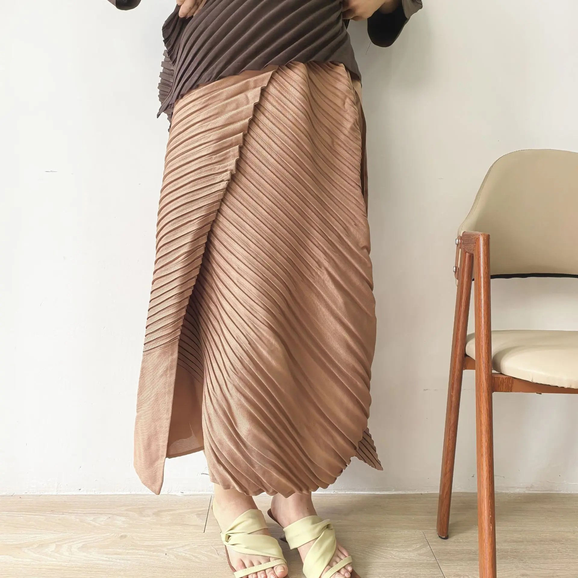 Damska plisowana spódnica midi w kolorze królewskiego błękitu z wysokim stanem, plisowana, z elastycznego materiału, elegancka, codzienna, do noszenia w biurze, na wiosnę i lato.