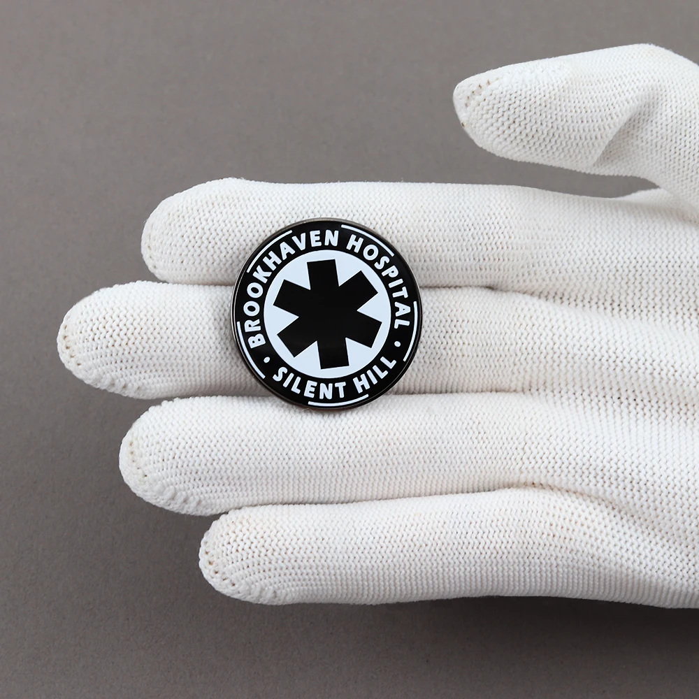 Klassische Brosche mit dem Logo des Brook Haven Hospital, ein Gaming-Accessoire, schwarz-weiß, rund, Anstecknadel, Geschenk für Spiele-Enthusiasten. – Detail 5