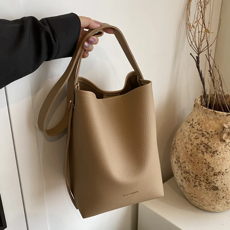 

Винтажная женская сумка-ведро большой вместимости, новинка 2026, модная и универсальная сумка для матери и ребенка, простая и повседневная сумка для поездок на работу.