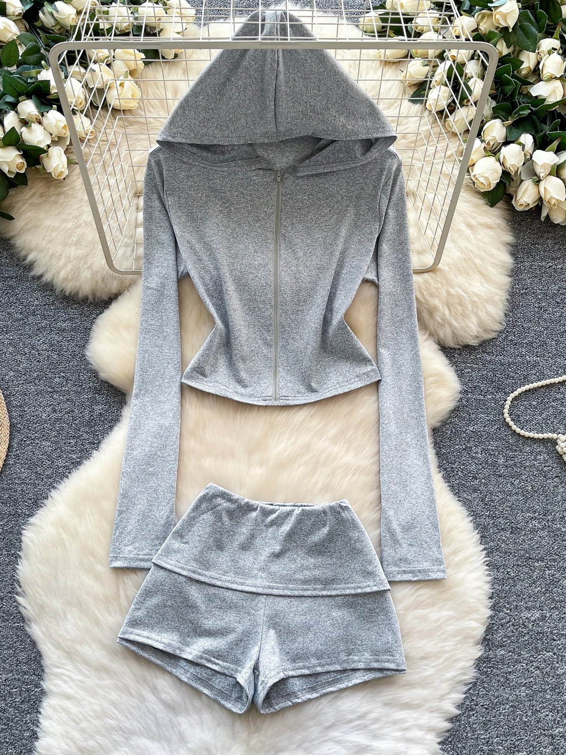 

Повседневный комплект с худи и укороченными брюками для женщин: облегающий крой, высокая талия, для работы и отдыха, осенний сезон, модный.