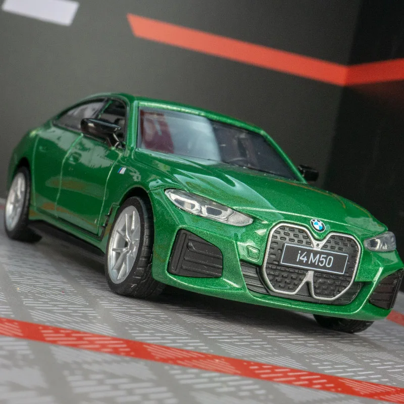 1:34 BMW I4 M50 modelo de aleación adornos de coche tirar hacia atrás juguetes acústicos regalo 2 puertas se pueden abrir directamente por delicadamente