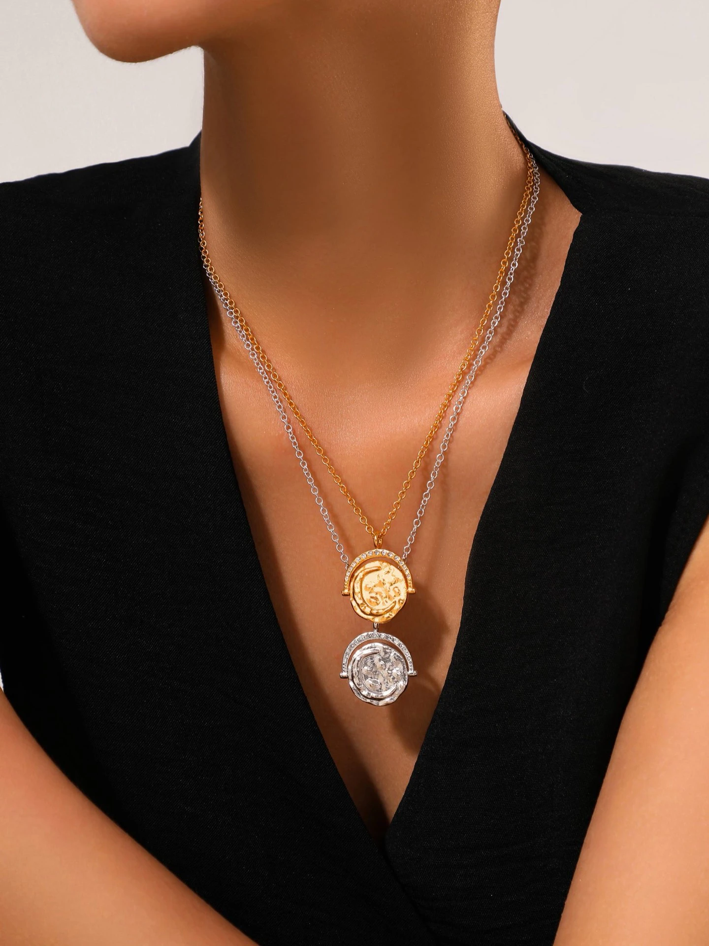 collana-da-donna-elegante-e-alla-moda-a-doppia-faccia-design-yin-yang-in-argento-e-oro-stile-vintage-versatile-e-senza-tempo-design-originale