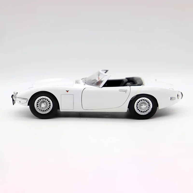 (Old Stock) Diecast 1:24 Scale 2000GT Bond Car 1966 Alloy Sports Car Model Static Display Collectible Toy Gift Souvenir
