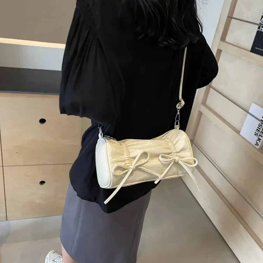 

The new simple Korean version of the fashion pillow crossbody bag niche foreign gas senior sense of armpit women's bags