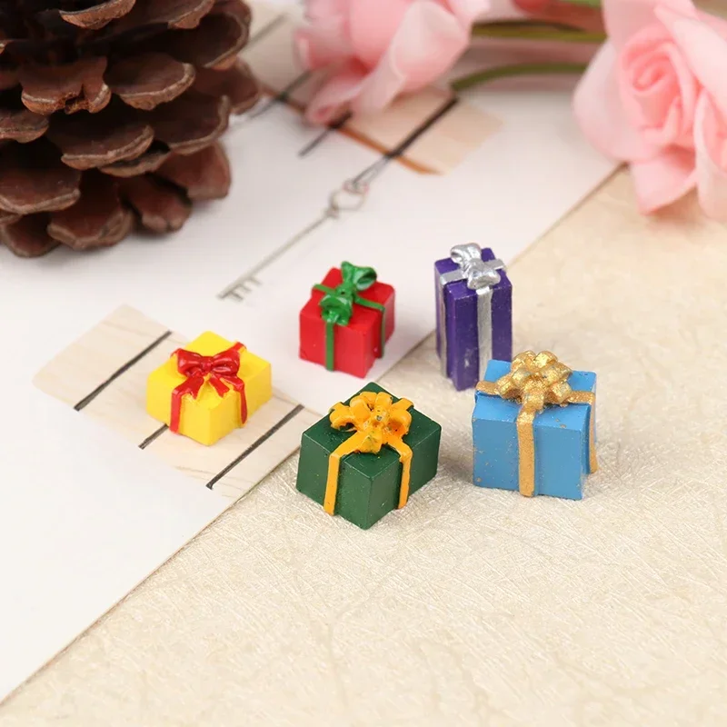 5PCS Mini Christmas Gift Box 1/12Scale Resin Simulation Cute Gift for Kids Children Desk Dollhouse Garden Car Home Decoration