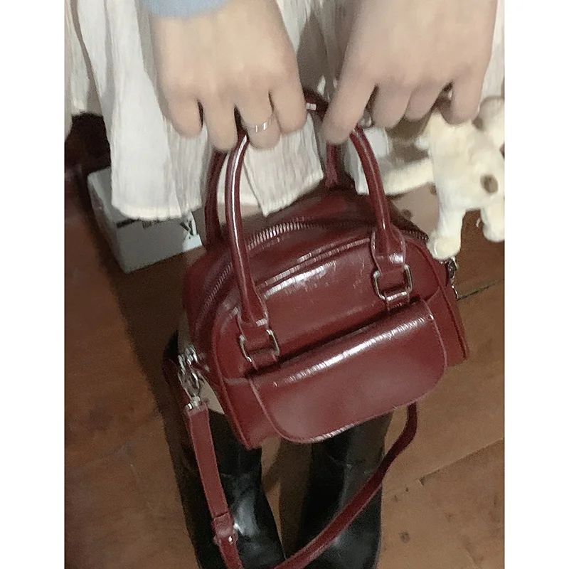 حقيبة يد نسائية حمراء 2023 حقيبة مربعة صغيرة جديدة على الموضة حقيبة كتف واحدة متعددة الاستخدامات حقيبة كروس حقيبة زفاف مصنوعة...