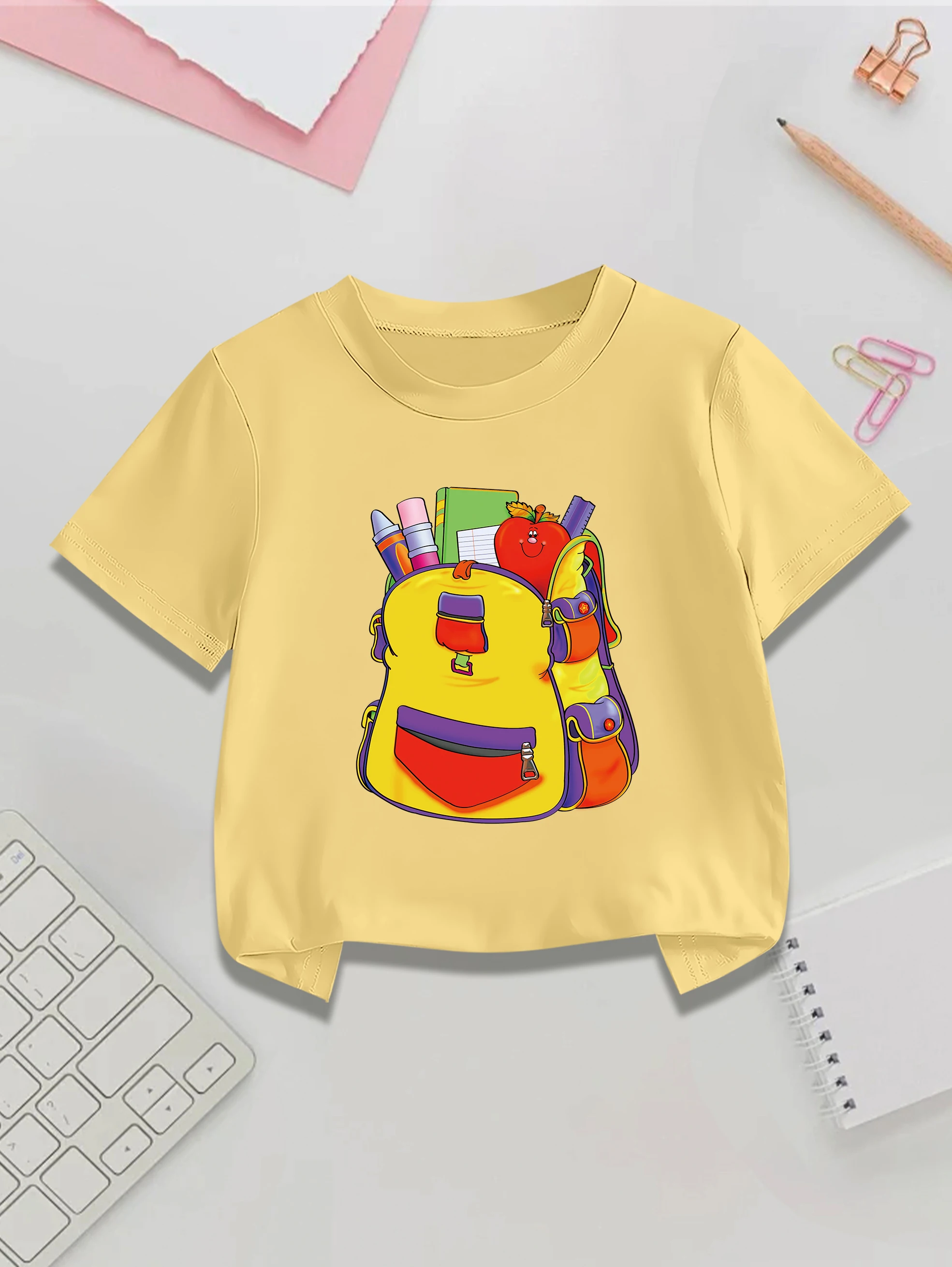 

1 шт.: школьный рюкзак с мультяшным принтом к новому учебному году, летняя милая футболка с коротким рукавом для девочек с принтом канцелярских принадлежностей и яблока