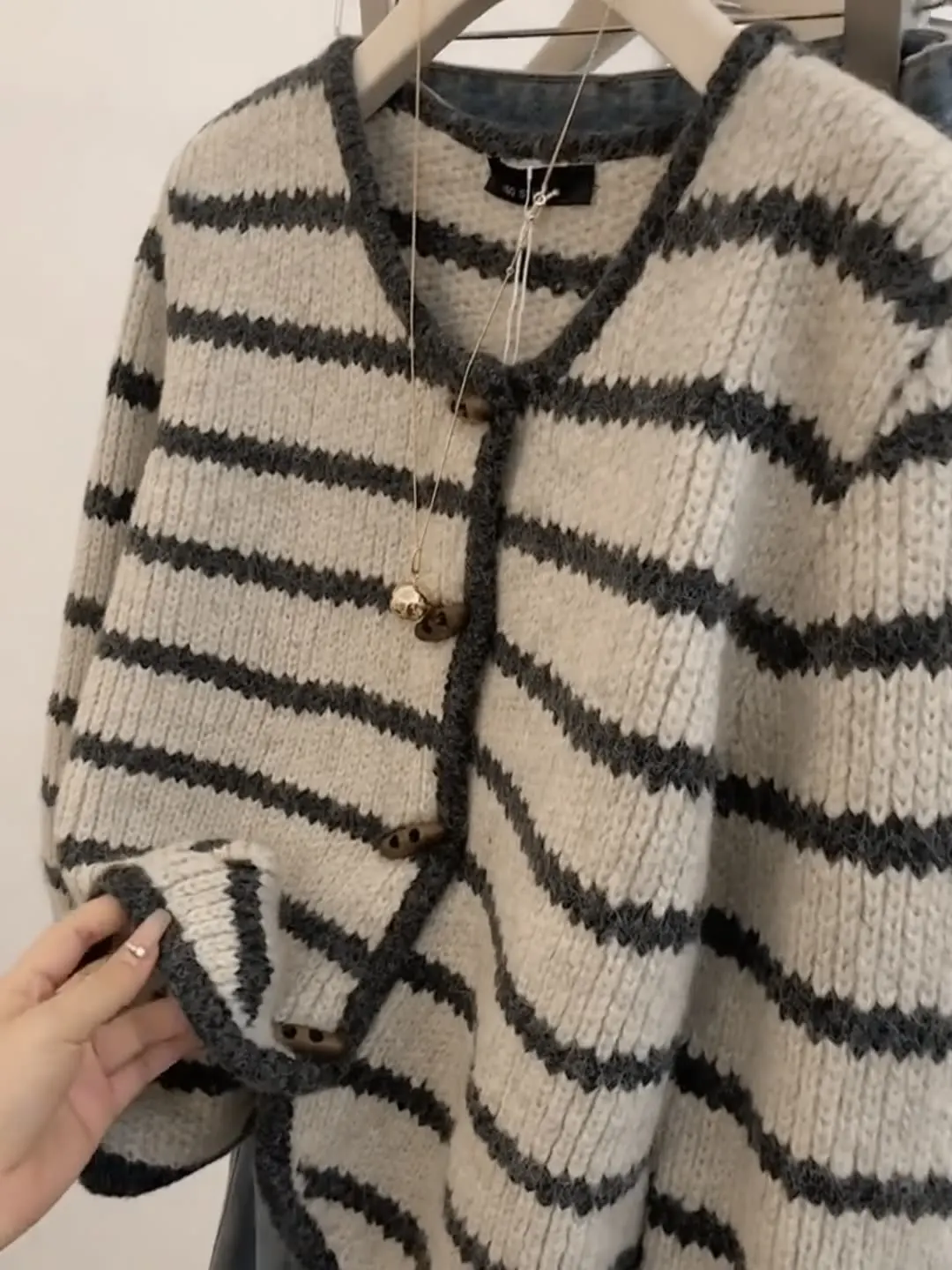 سترة تريكو أن رايورز بولي فالينتس لور فامز، نوفو ستايل باريسيوس، بوكل إن كورن، كول إن في، كامبل، مانش لونغوس،