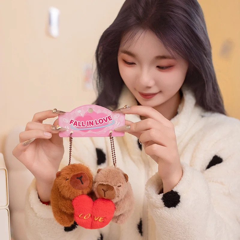 Kawaii Cartoon nadziewane kapibara pluszowe zabawki para zwierząt kapibara trzymaj serce zabawki romantyczna lalka wisiorek idealny prezent dla kochanka