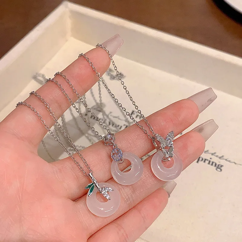 Resin Round Ring Butterfly Pendant Necklace For Women High-end Clavicle Chain Jewelry Accessories