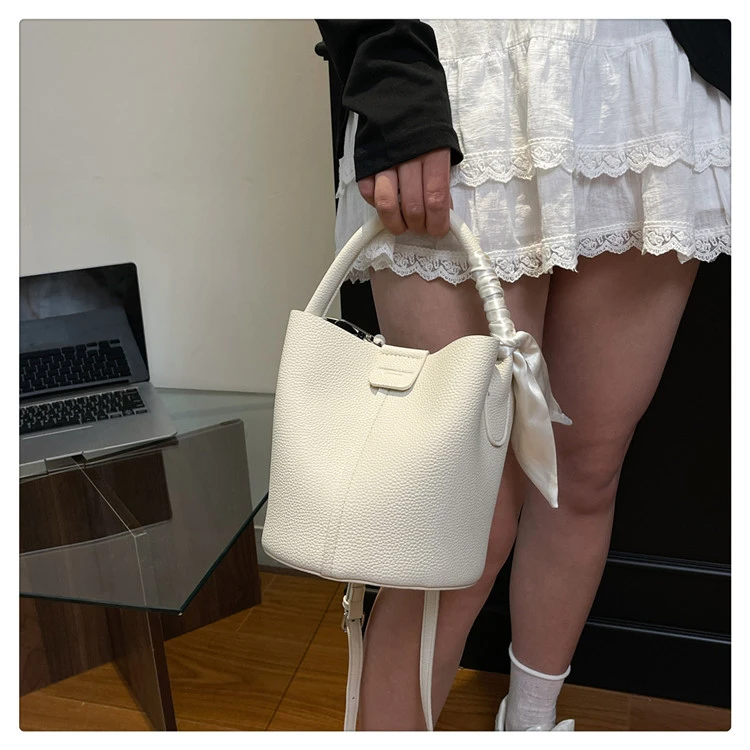 

High-Quality Women's Messenger Bag Leather Handbag with Vintage Inspired Look and Practical Elegant Features