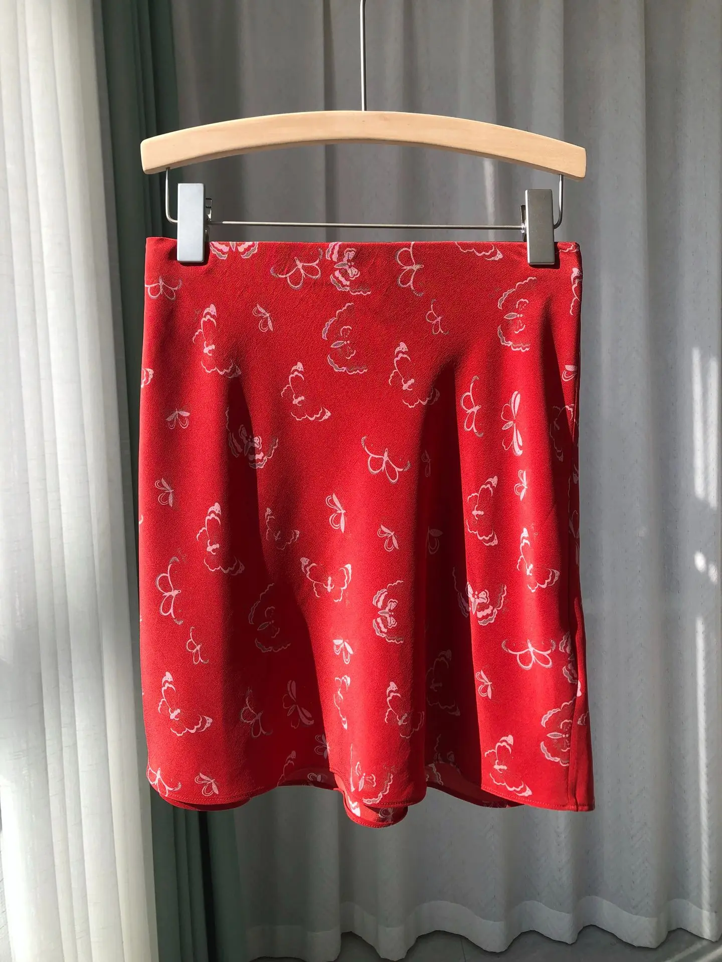 المرأة فراشة طباعة الحرير الأحمر مجموعة واحدة الصدر الخامس الرقبة طويلة الأكمام قميص + عالية الخصر ألف خط تنورة صغيرة الدعاوى الأنيقة