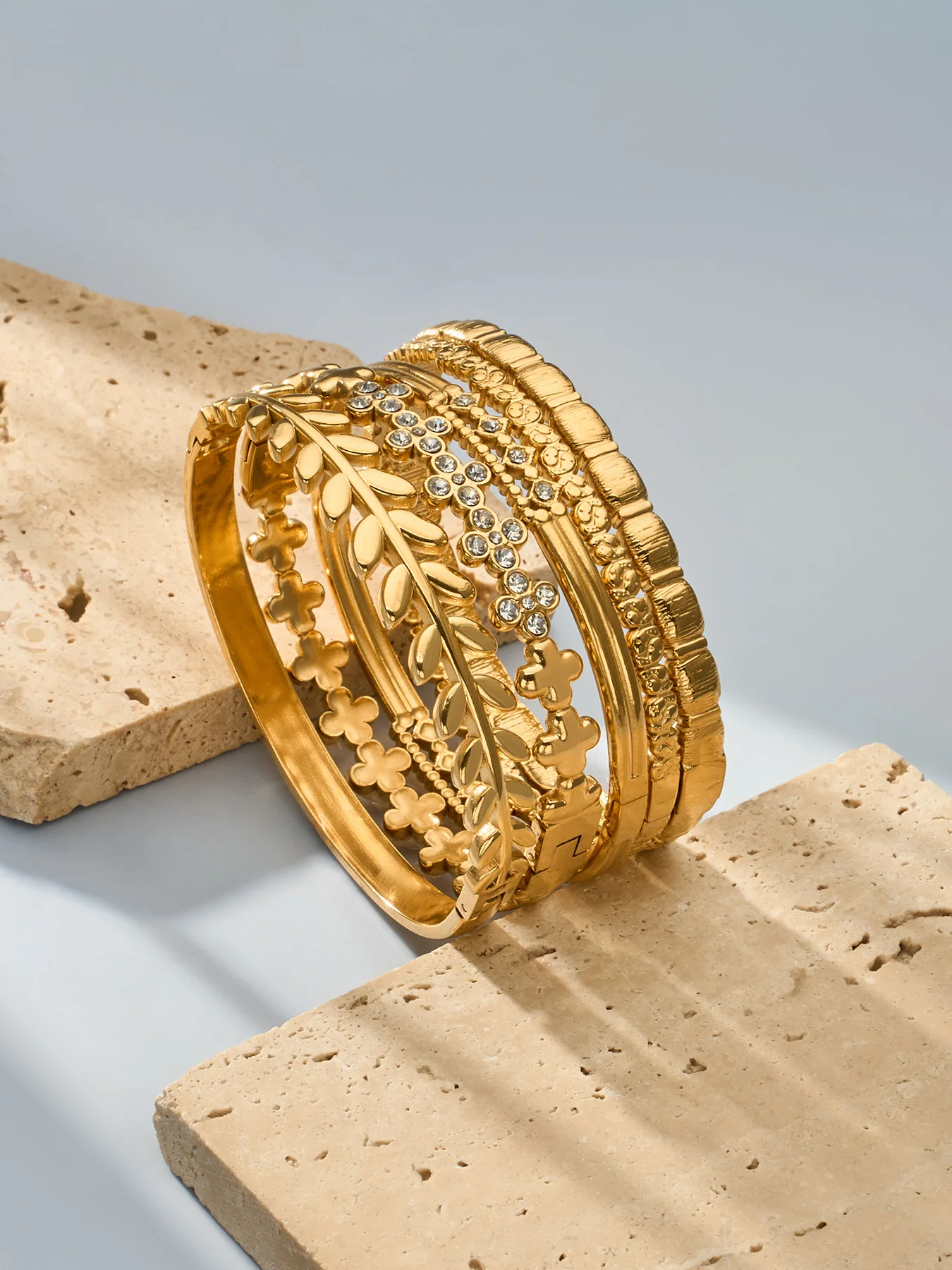 Statement-Blatt-Armreifen, Zirkon-Blumen-Armreifen, 18k vergoldete Edelstahl-Armreifen, strukturierte Armbänder für Damen – Detail 10