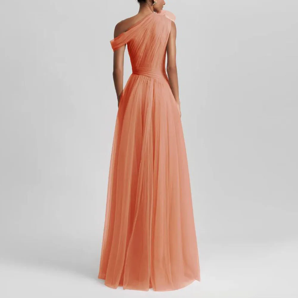 カスタマイズされたワンショルダー流れるようなブライズメイドドレス手作りフラワー自由奔放に生きる結婚式のゲストドレスプリーツチュールメイドオブオナードレス