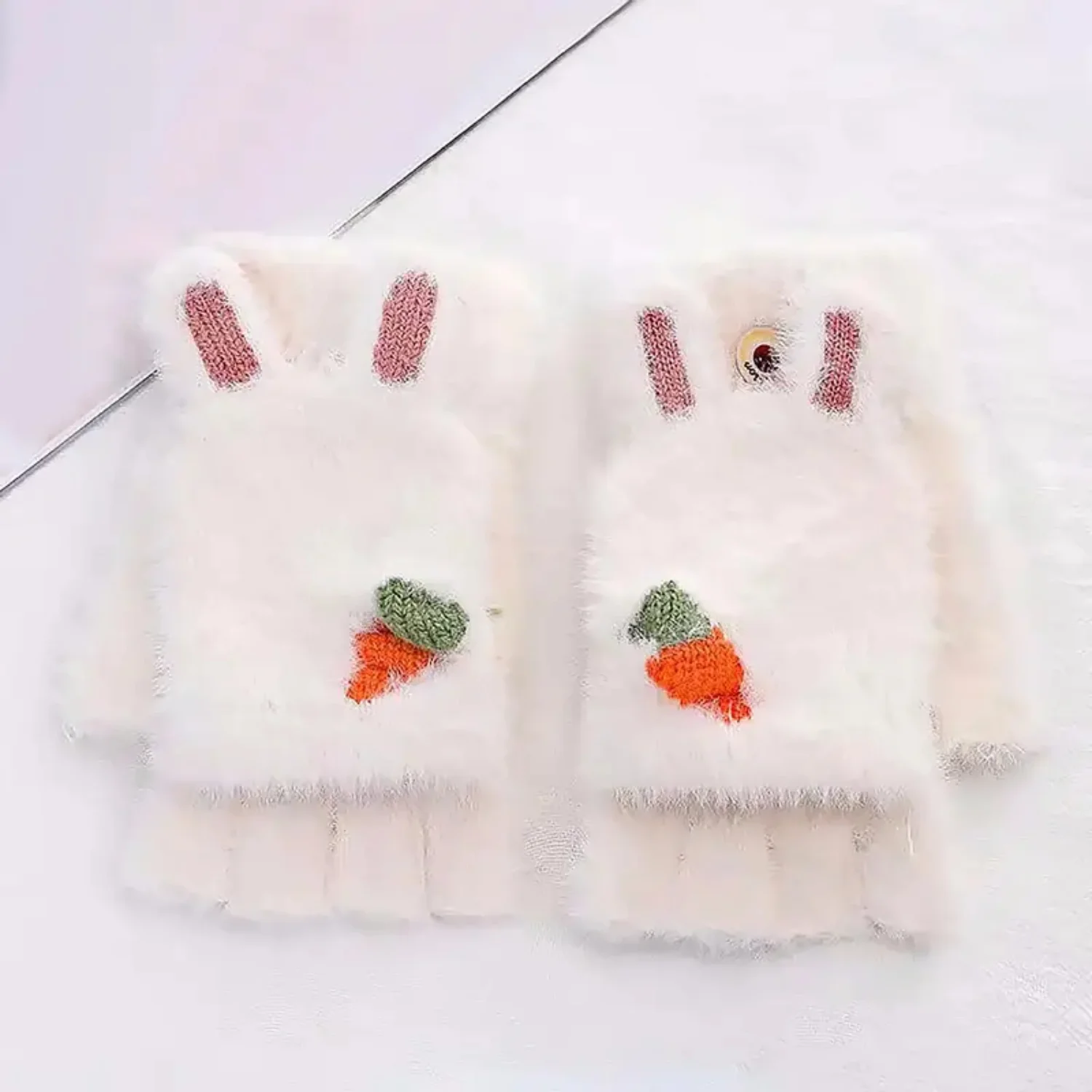 Guanti di coniglio di peluche bianchi