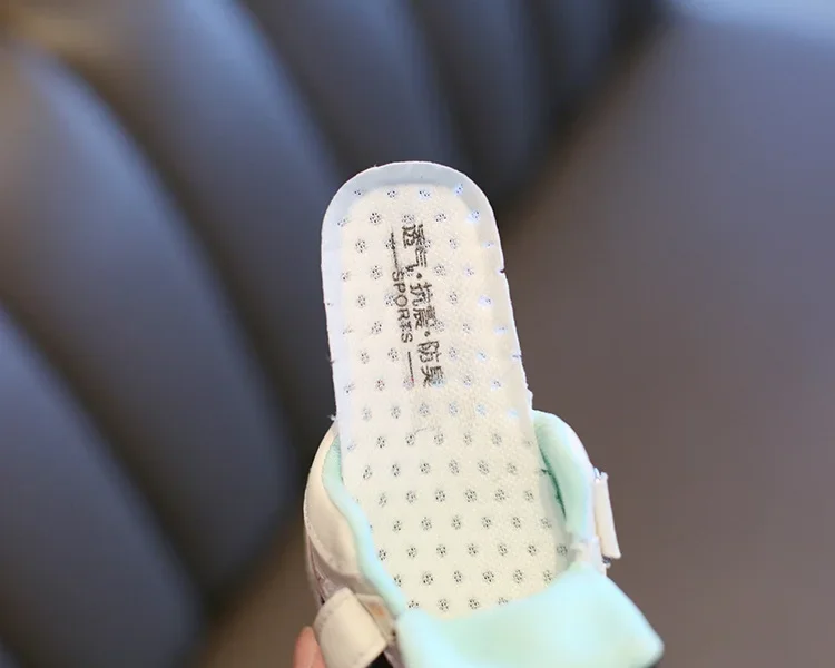 Kindersneaker, modisches Design, weiße, rutschfeste Freizeitschuhe für Jungen und Mädchen, atmungsaktive Sneaker mit Schnürsenkeln, Outdoor-Schuhe für Kleinkinder. – Detail 9
